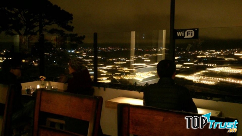 Ban đêm tại Panorama  nhìn thành phố Đà Lạt lung linh ánh đèn