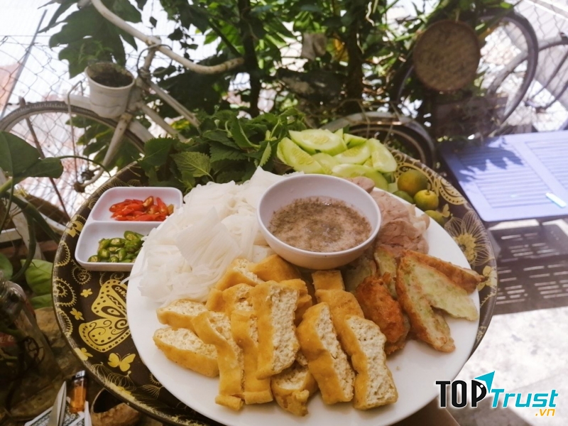 Một trong những món phải thử ở quán là cà phê trứng