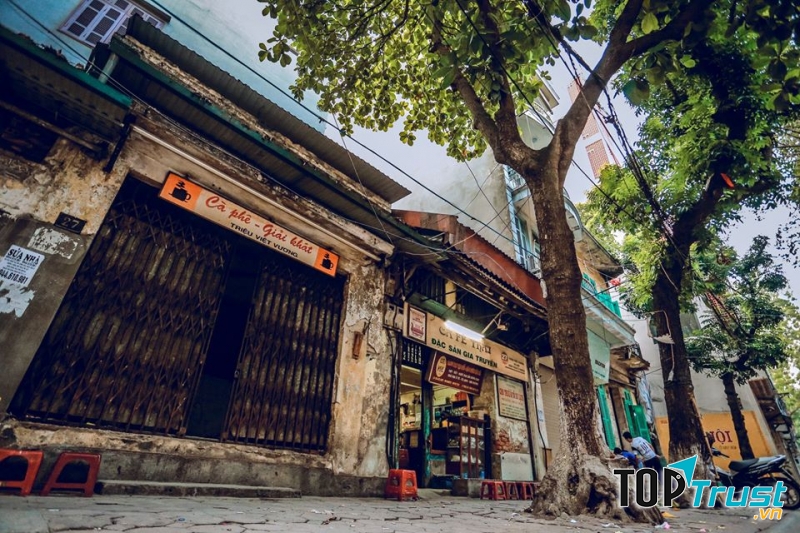 Tuy có vẻ cũ kĩ, nhưng chính hương vị cafe ở đây chính là thứ níu chân các vị khách