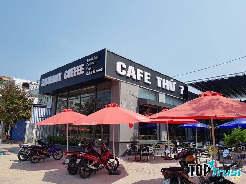 Không gian đơn giản bên ngoài quán