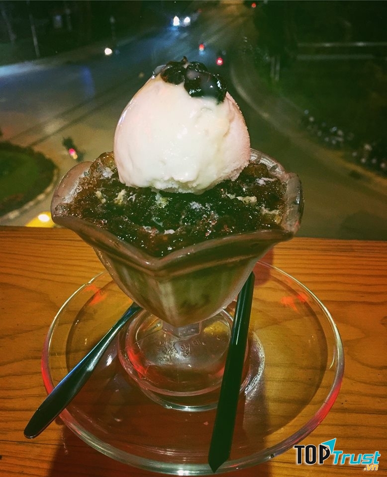 Một khung cảnh lãng mạn,thơ mộng,ngắm đường phố từ trên cao thì Cafe Tỏi Đen là thích hợp nhất