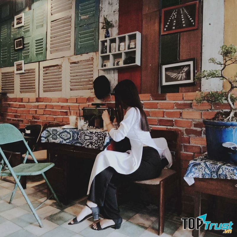 Không gian bên trong quán được trang trí bằng những vật dụng cũ xưa