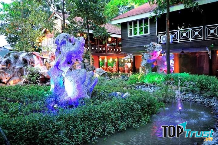 Cafe Vườn Đá là quán cafe sân vườn với khuôn viên rộng 7000m2 được phủ bóng mát bởi rất nhiều cây xanh, hoa cỏ