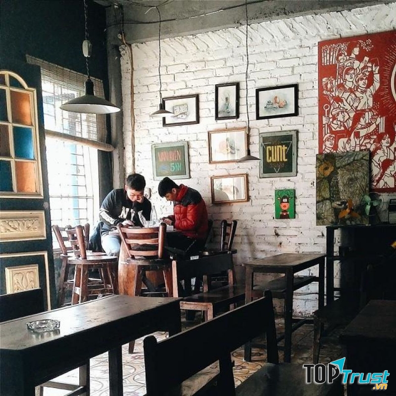 Quán mang một vẻ cổ kính ấm cúng với ánh sáng đủ để cho mọi người nhìn mặt nhau nói chuyện.
