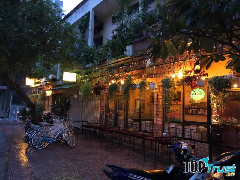 Nếu như bạn cần tìm một quán cà phê sách để học tập, làm việc, hay ngấu nghiến một quyển sách nào đó, thì ﻿Chiêu Cafe Sách chính là một gợi ý hoàn hảo.