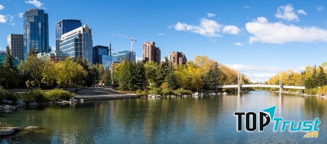 Thành phố Calgary, Canada tại một khúc sông