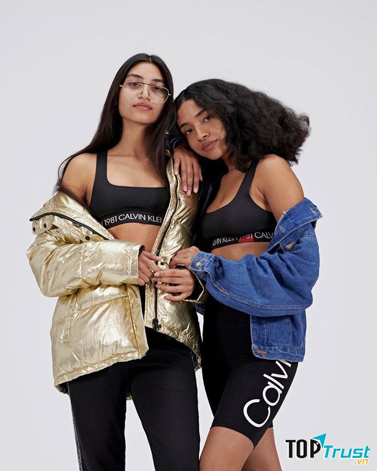 Mang đậm phong cách gợi cảm, quyến rũ với chiếc quần jeans mang thương hiệu Calvin Klein.