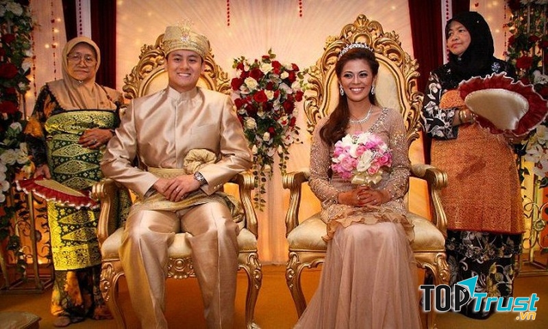 Bên cạnh đó, người Tidong còn có nhiều tục lệ cưới xin không kém phần lãng mạn như: chú rể không được phép nhìn mặt cô dâu của mình nếu như không hát tặng vợ một vài bài hát về tình yêu.