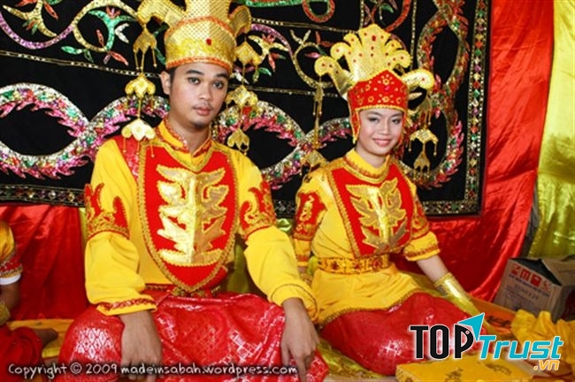 Cấm cô dâu chú rể tắm suốt 3 ngày sau hôn lễ là phong tục rất lạ lùng của người Tidong