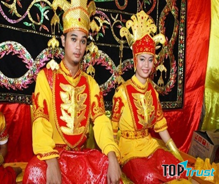 Cộng đồng Tidong ở Indonesia có tập tục không cho phép cô dâu chú rể tắm trong ba ngày ba đêm sau hôn lễ