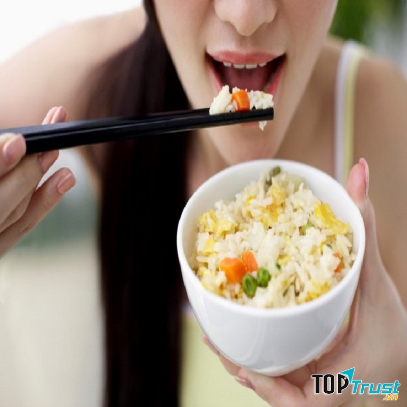 Không nên mải ăn không chú ý đến mọi người