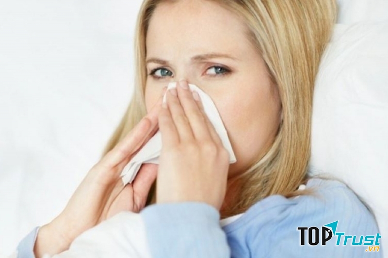 Khi bị cảm cúm không nên hôn trẻ nhỏ