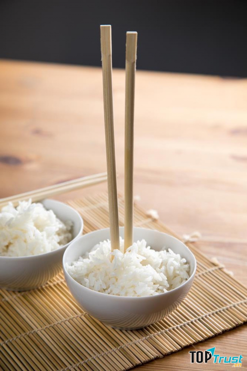 Hành động này làm liên tưởng đến việc cúng cơm cho người đã khuất