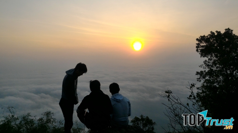 Mặt trời mọc lên sau chân trời