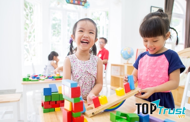 Cấm trẻ vui chơi