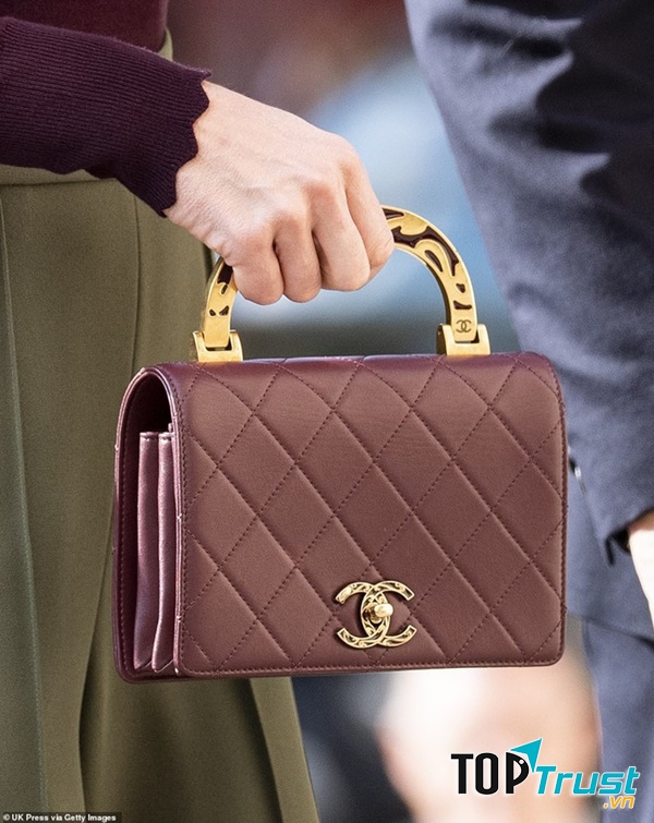 Cầm túi xách cho cô gái của họ