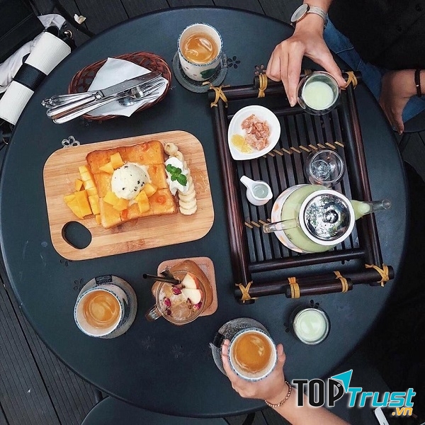 Đến Camellia để thưởng thức trà bánh trong không gian biệt thự cổ