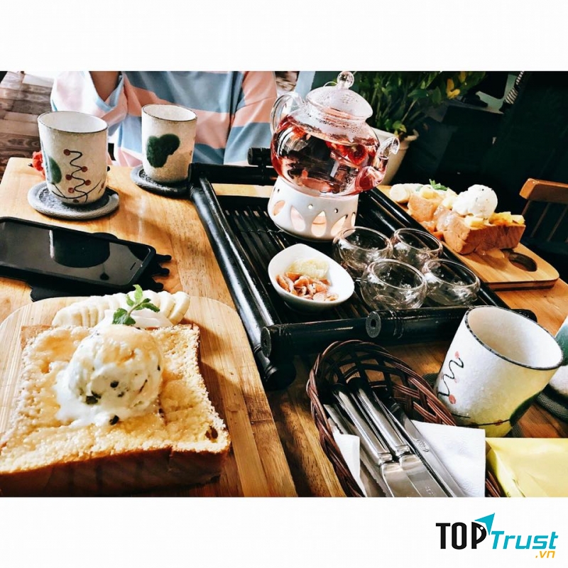 Trà bánh tại quán