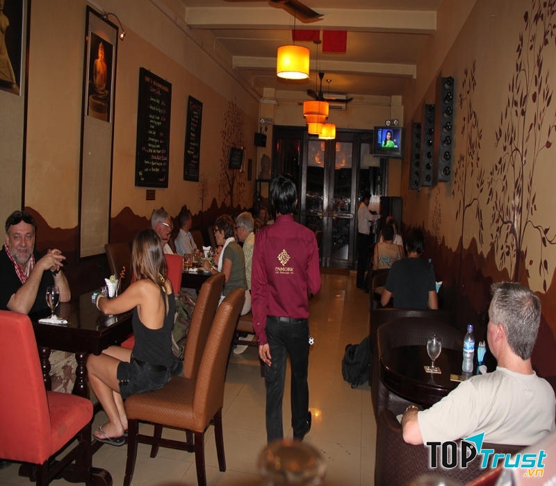 Bên trong nhà hàng của Camory Backpacker.