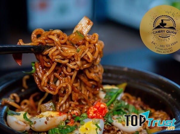 Những nguyên liệu tươi ngon được chế biển chuẩn vị Hàn, cùng sợi mì nóng hổi tạo nên một bữa ăn cực kỳ khó quên cho thực khách.