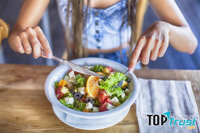 Khi bạn ăn ít calo, ngoài việc làm chậm quá trình trao đổi chất, tạo ra cơn đói và gây mất khối lượng cơ bắp, điều này còn có thể gây hại cho sức khỏe của xương.