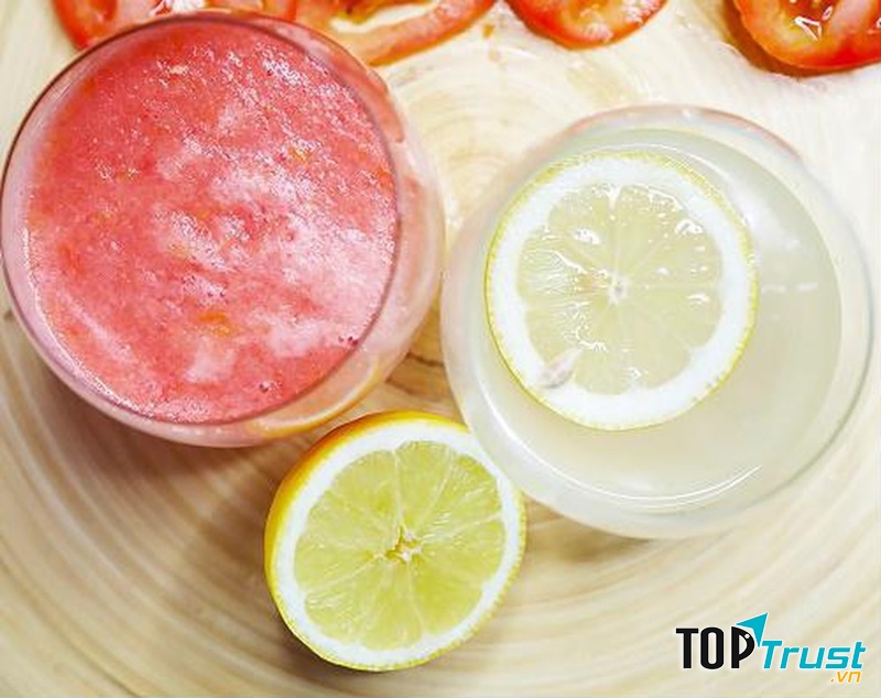 Ép lấy một chén nước cà chua nguyên chất (khoảng 2-3 trái), cho thêm vài giọt nước cốt chanh vào chén và khuấy đều.