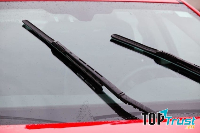 Cần gạt kính ô tô