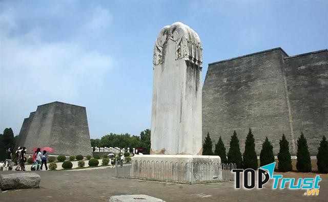 Bia không tên được cho là của Nữ hoàng Võ Tắc Thiên