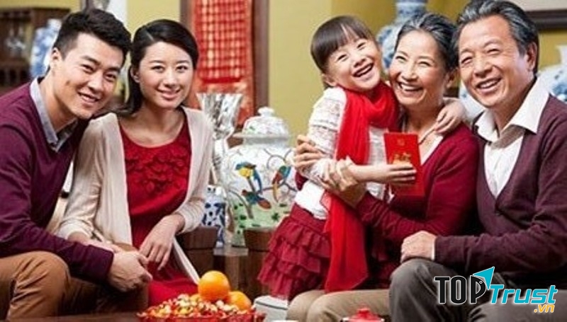 Cách tặng quà quý hơn giá trị quà tặng nên hãy cân nhắc quà và lì xì dịp Tết đừng quá hoang phí