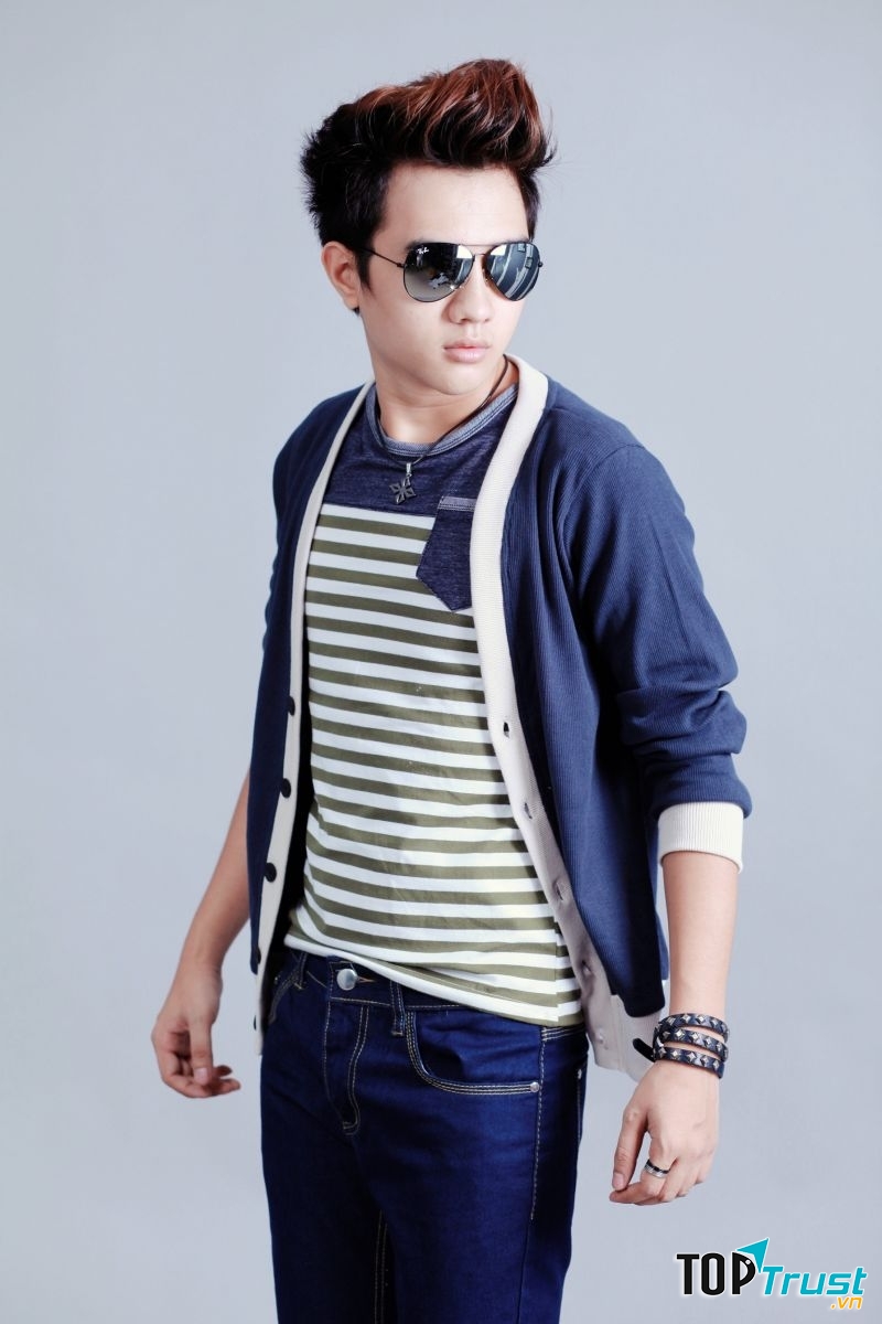 Sự hiện diện chiếc thắt lưng là không cần thiết cho bộ jean ton sur ton này