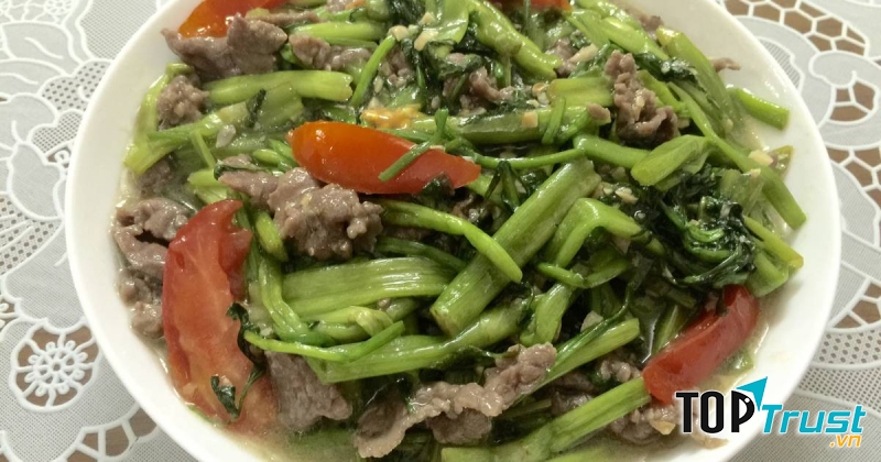 Không nên hâm nóng thức ăn từ rau cần tây