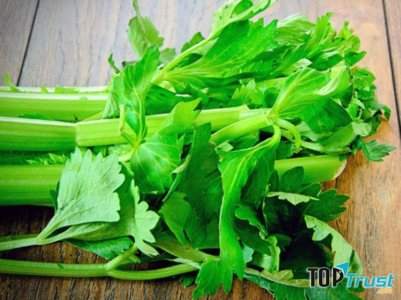Rau cần tây xóa mờ các vết ố trên răng
