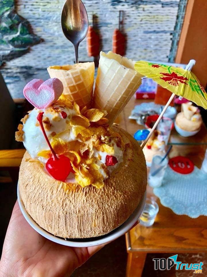 Kem được trang trí tỉ mỉ, cầu kì và vô cùng bắt mắt với nhiều màu sắc
