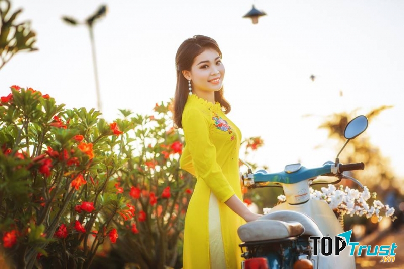 Cập nhật các mẫu áo dài mới liên tục, mã mã đẹp, bắt kịp xu hướng và giá thành rẻ là những ưu điểm mà người ta có thể thấy khi thuê áo dài tại Candy studio