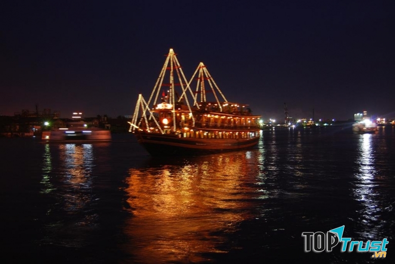 Cảng Sài Gòn lung linh với du thuyền sang trọng - Nguồn: Sưu tầm