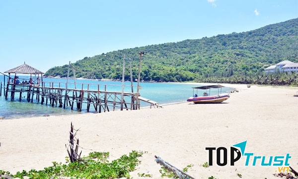 Bãi tắm với cát trắng mịn.