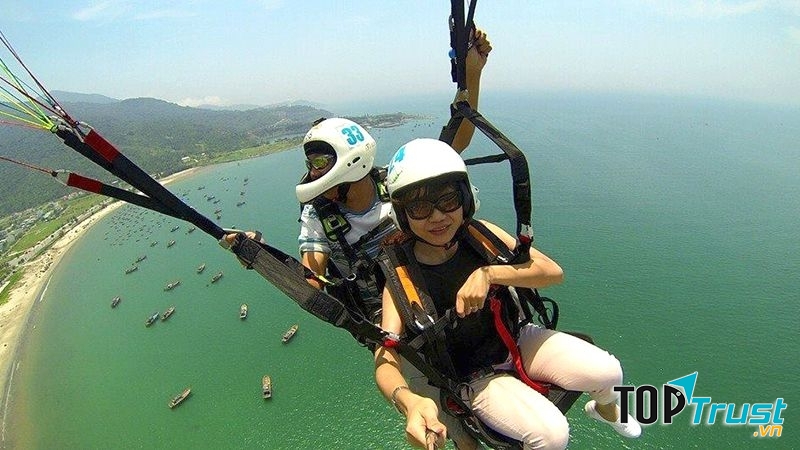 Trò chơi bay trên Cảng Tiên Sa.