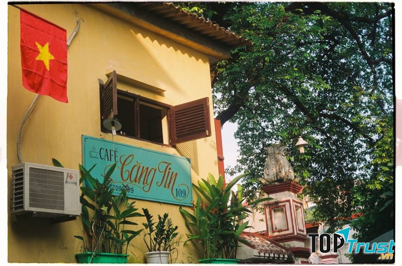 Căng tin 109 với bức tường và biển hiệu viết tay