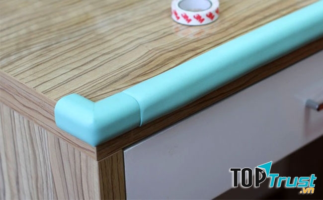 Bạn có thể tận dụng cạnh bàn để mở bia rất dễ