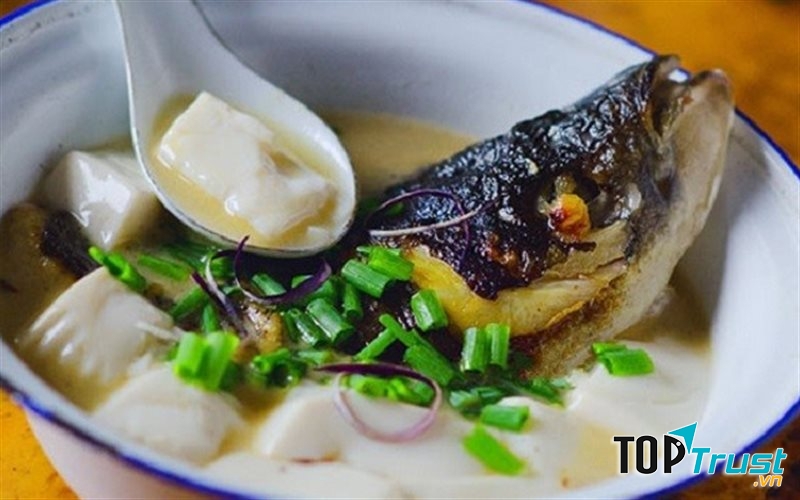 Canh cá diếc nấu đậu hũ là món ăn giúp mẹ có nhiều sữa, bồi bổ sức khỏe mà không tăng cân.