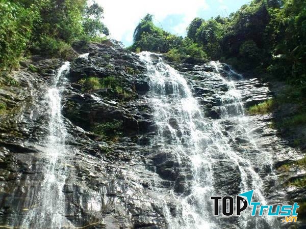 Dù không hùng vĩ như những ngọn thác ở Tây Nguyên nhưng Thác Mai lại tiềm ẩn những nét đẹp riêng làm say lòng người.