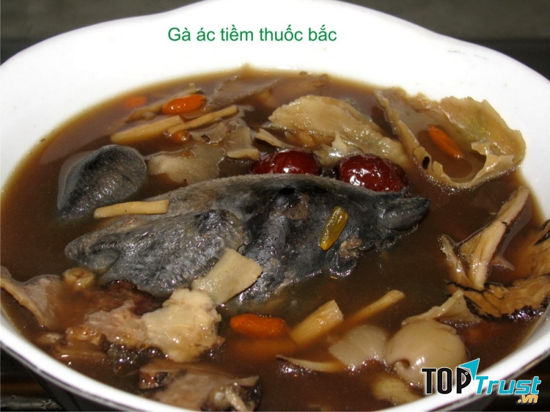 Canh gà ác hầm thuốc bắc giúp bổ sung chất dinh dưỡng, bổ máu và giúp mau phục hồi thể lực