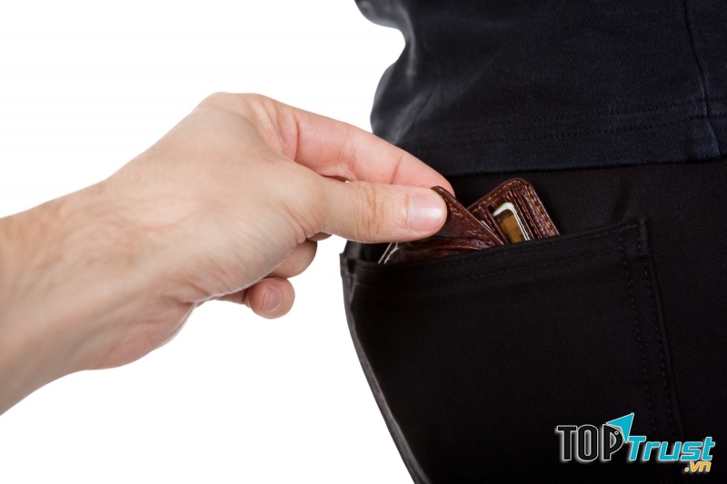 Hãy luôn cẩn trọng tư trang cá nhân đặc biệt là khi chụp ảnh ở những nơi đông người nhé.