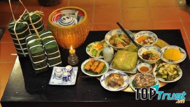 Gia đình em vào nhà ăn bữa tiệc tất niên, kết thúc năm cũ chào đón năm mới.