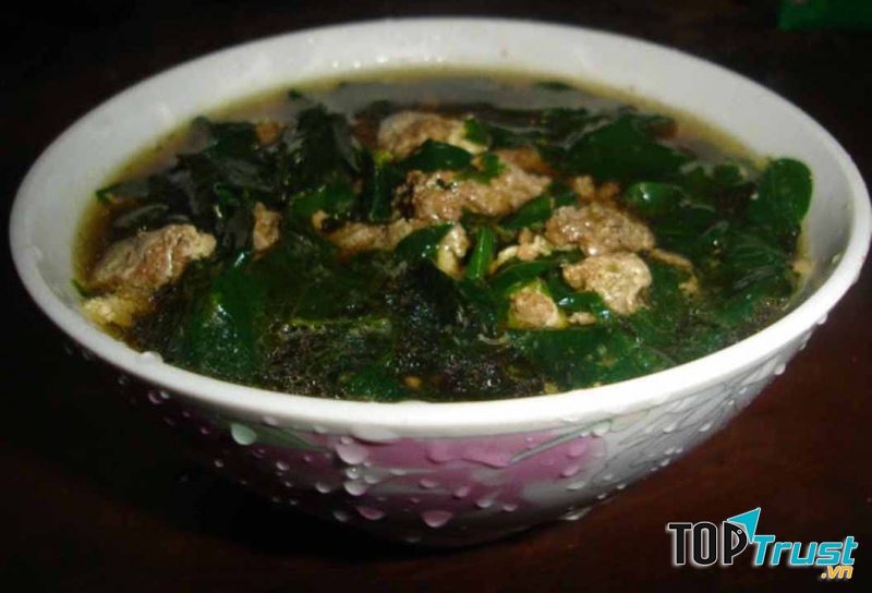 Canh lá dâu nấu với thịt băm cho bé dễ ăn.