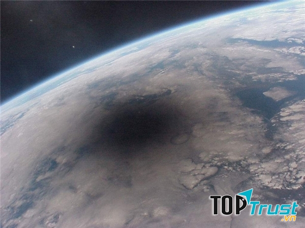 Nhật thực khi nhìn từ không gian