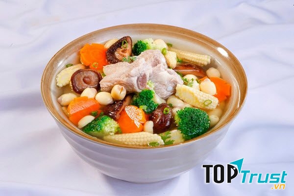 Một chút sườn non trong bát canh giúp nước xương ngọt hơn và cũng giàu năng lượng cho tuyến sữa hoạt động tốt hơn.
