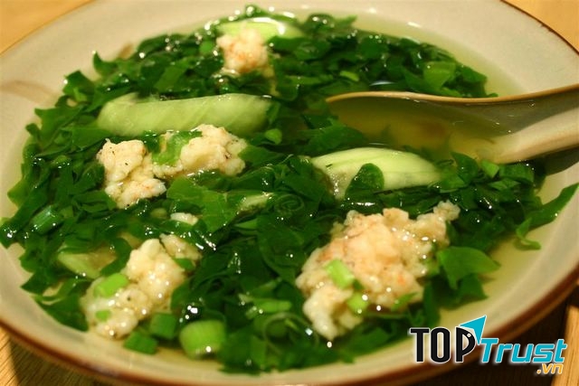 Vị thơm bùi của tôm tươi, vị thanh mát của rau đay không chỉ giúp bạn giải nhiệt mà còn khá lợi sữa đó nhé!
