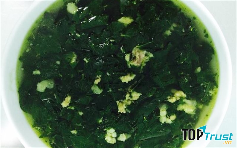 Hãy nấu canh rau ngót với tôm hoặc một chút thịt nạc băm cho bé ăn mỗi ngày.
