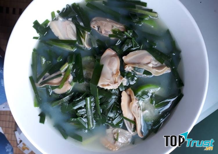 Canh trai nấu với lá hẹ rất tốt cho bé.